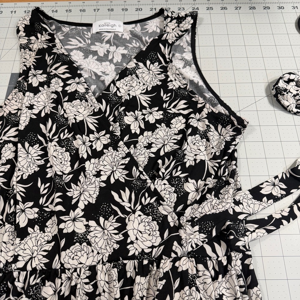 Kaileigh Knit Cropped Jumpsuit, w/ pockets. Women’s Large, Black & White Floral - Picture 10 of 12